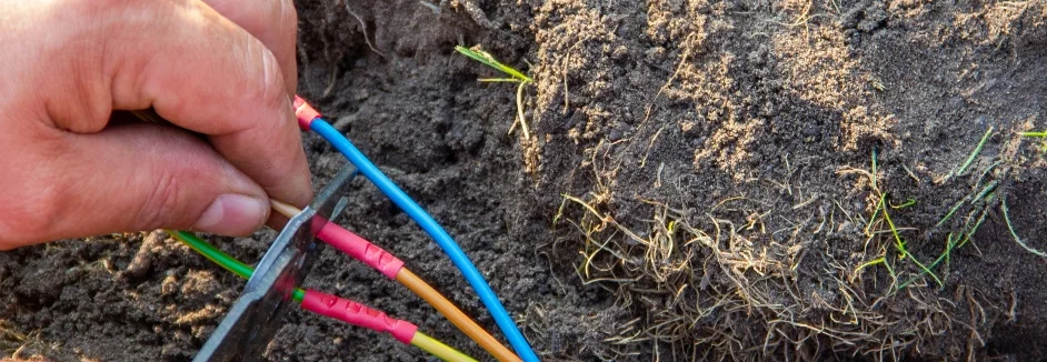 Hand verbindet Kabel mit Lüsterklemmen.